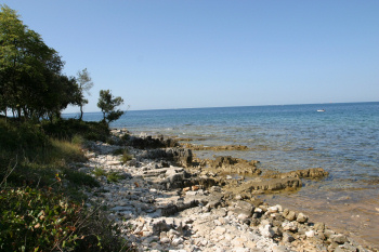 Einsamer Strand mit messerscharfen Felsen
