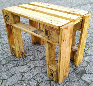 Tisch YAPF aus Euro-Holzpaletten