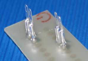 Stecker mit Lötsstiften und -Ösen bestückt